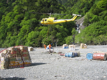 2008南アルプス登山シーズンに向け「荷上げ」始まる。